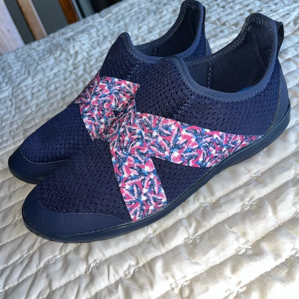 Final Price!! Navy Slip-On Yoga Crocs with Pink Patterned Straps - Picture 1 of 8